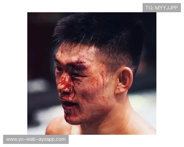 UFC泰拳膝撞正中腹部，对手痛苦倒地