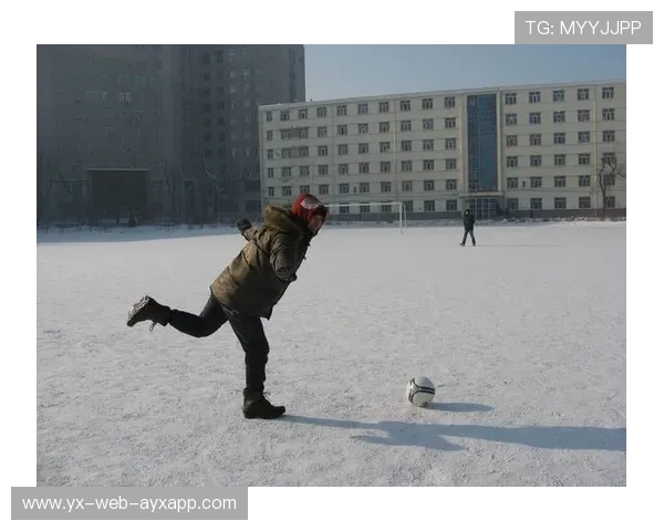伊朗女足雪地穿花绕树破门，全网热传，伊朗女球迷看足球赛