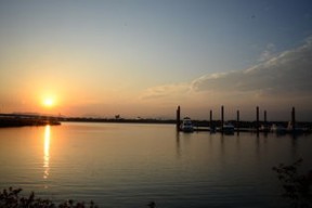 爱游戏体育APP下载-千帆竞发，轻艇马拉松点亮湖滨赛场，赛艇马拉松多少公里